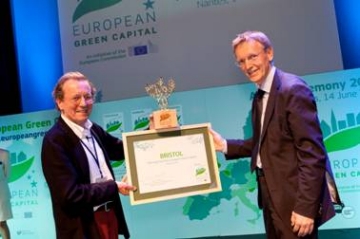 Prefeito de Bristol  recebendo premio cap verde europeia