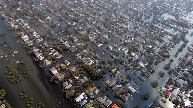 10set2005---bairro-residencial-fica-completamente-inundado-apos-a-passagem-do-furacao-katrina-na-cidade-de-nova-orleans-eua-1346168710418_1920x1080