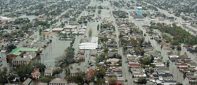 Enchente-em-area-residencial-de-Novas-Orleans-apos-passagem-do-KatrinaReuters
