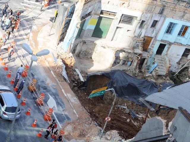 1mar2013-policiais-esquerda-vigiam-obra-irregular-que-desabou-na-tarde-de-quinta-feira-28-matando-uma-pessoa-na-avenida-liberdade-regiao-central-de-sao-paulo-a-vitima-era-um-pedestre-que-13621393445